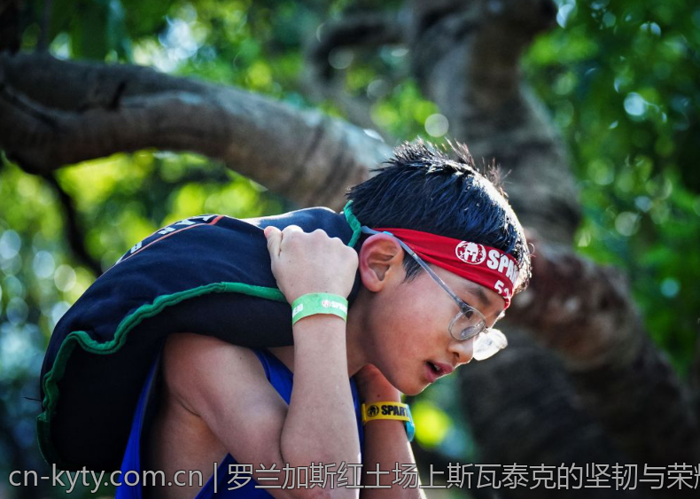 罗兰加斯红土场上斯瓦泰克的坚韧与荣耀
